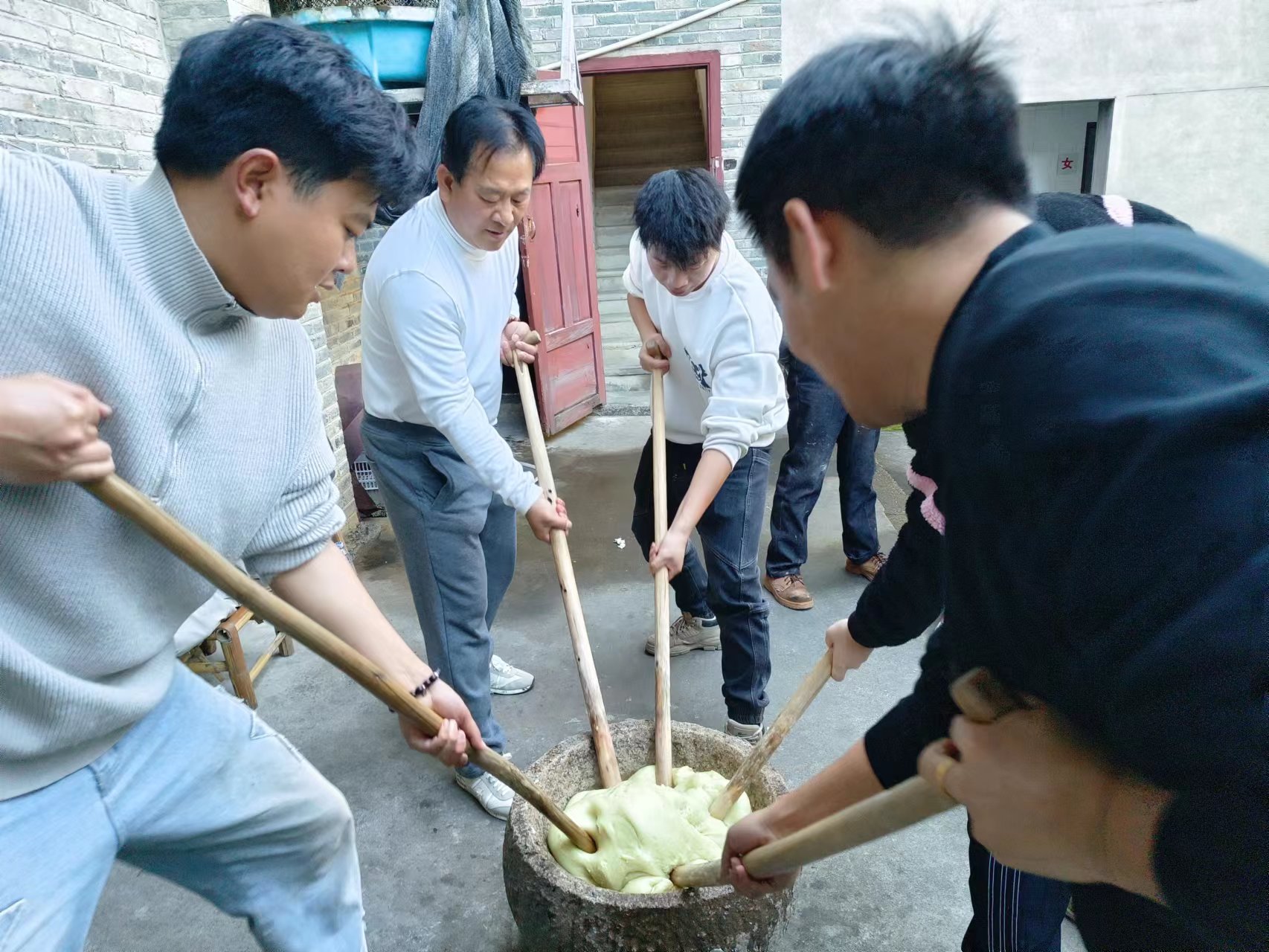 易順建工集團(tuán)：體驗(yàn)黃粿制作，傳承傳統(tǒng)文化