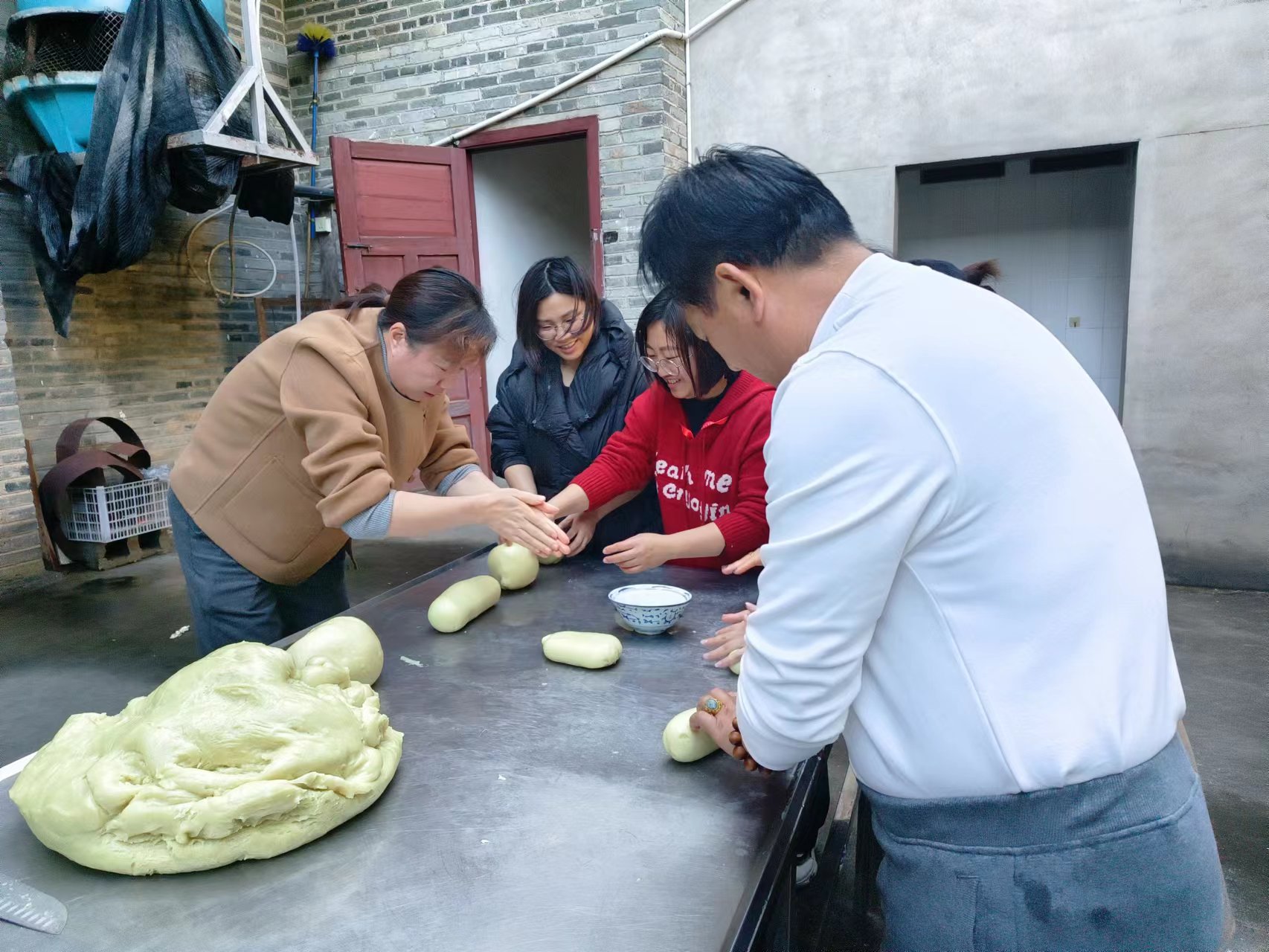 易順建工集團(tuán)：體驗(yàn)黃粿制作，傳承傳統(tǒng)文化