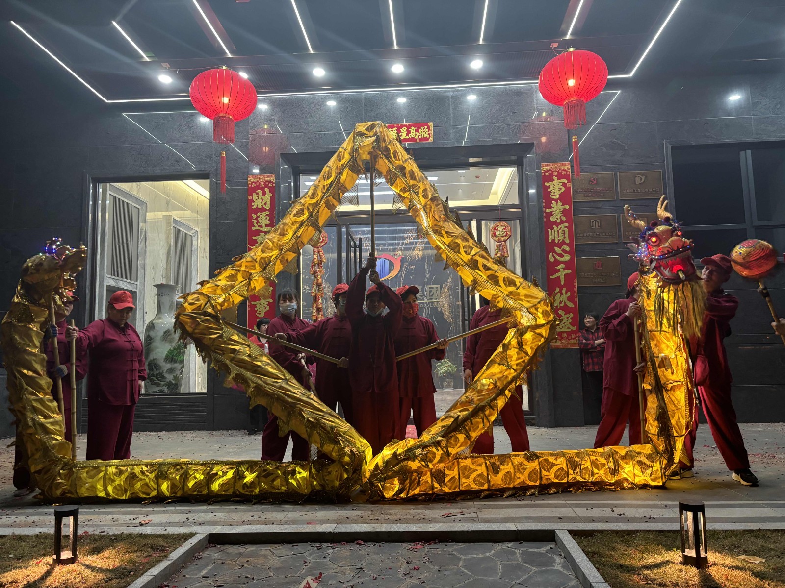 龍舞翩翩，瑞氣盈門！