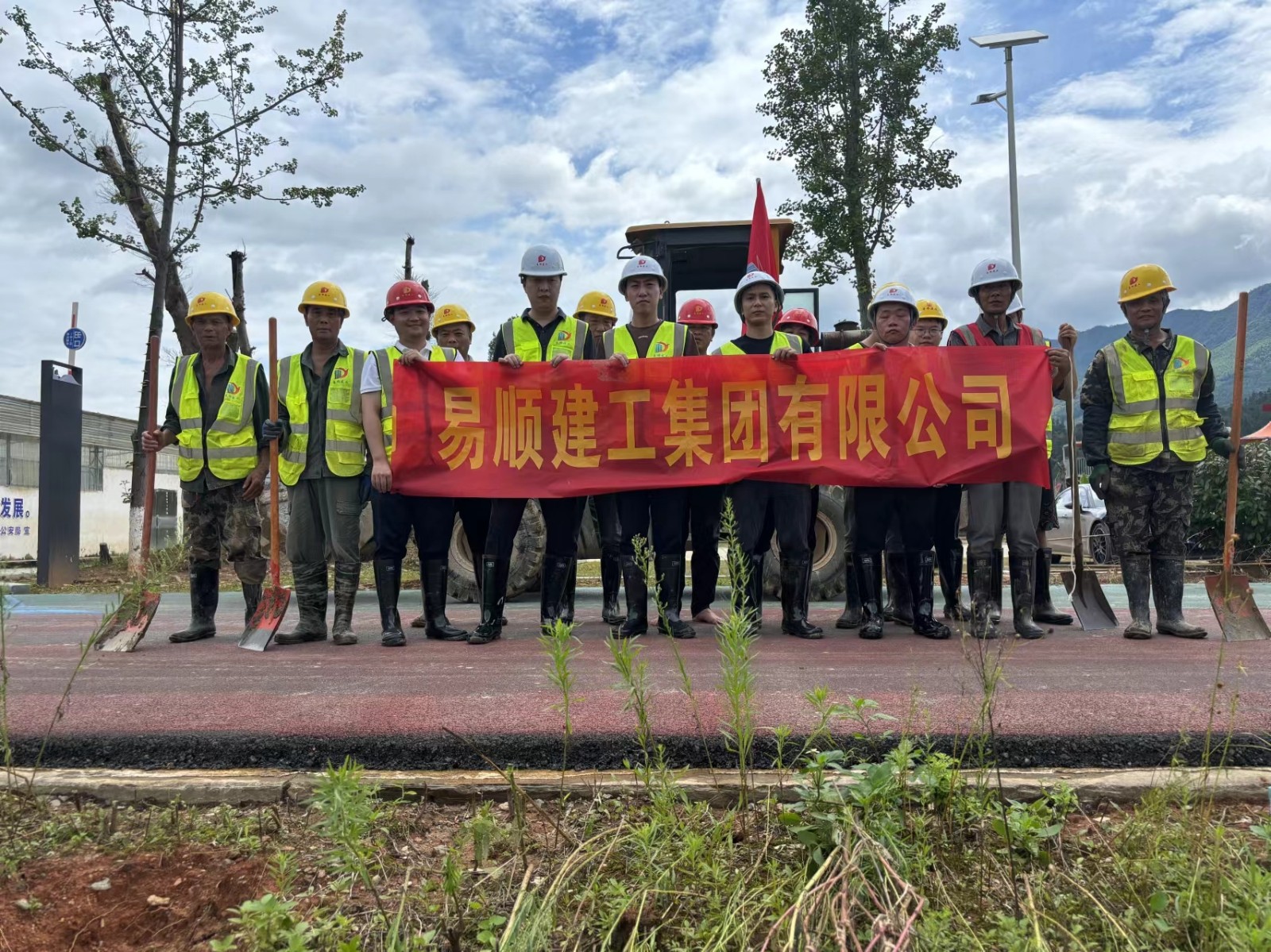 易順建工集團(tuán)有限公司總經(jīng)理李晉恒率領(lǐng)廣東子公司、廈門分公司負(fù)責(zé)人馳援梅口埠 助力災(zāi)后淤泥垃圾清理工作