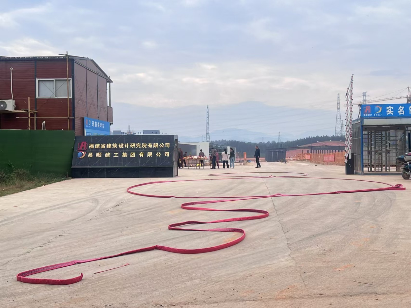 易順建工集團有限公司承建的松溪縣三和循環(huán)經(jīng)濟產(chǎn)業(yè)園標準化廠房和基礎設施提升項目——標準化廠房建設項目封頂大吉！