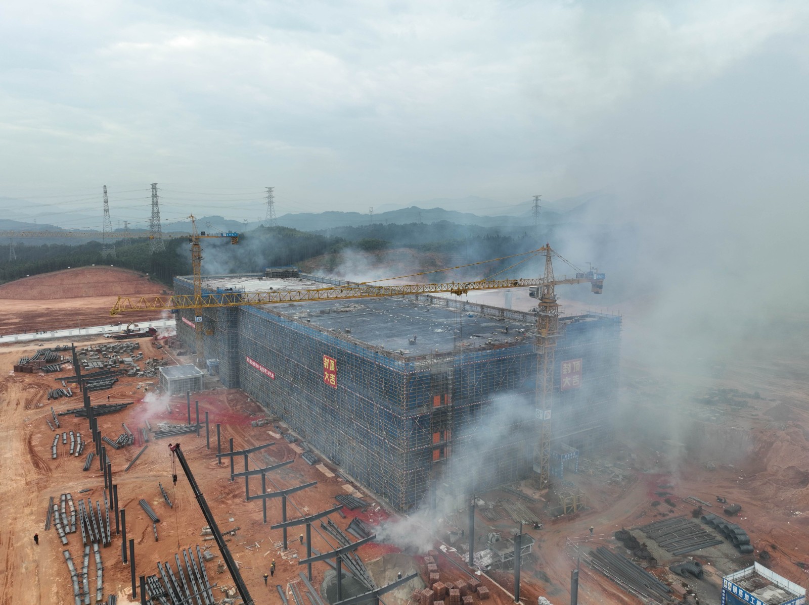 易順建工集團有限公司承建的松溪縣三和循環(huán)經(jīng)濟產(chǎn)業(yè)園標準化廠房和基礎設施提升項目——標準化廠房建設項目封頂大吉！
