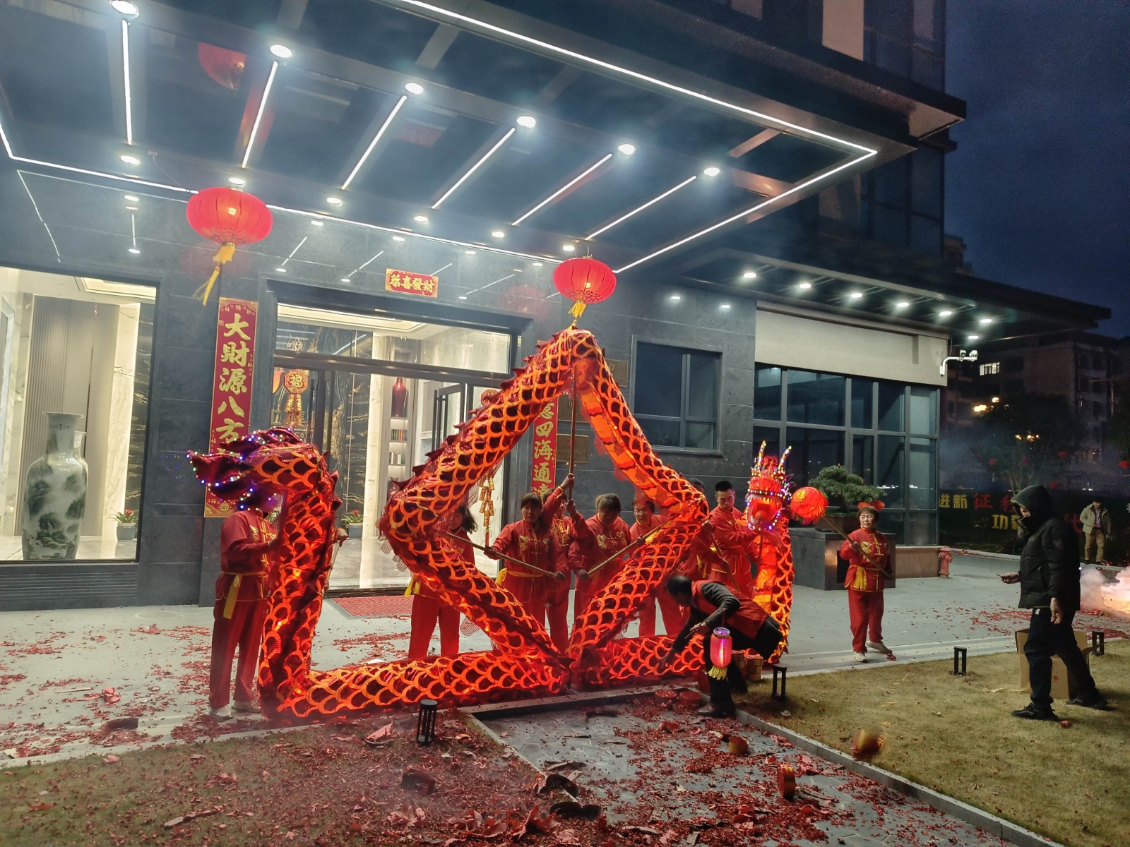 蛇舞新春，龍騰瑞氣