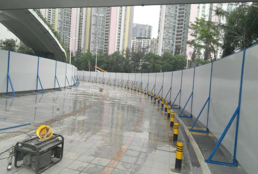 深圳圍擋占用綠化:新建樓盤圍擋“圈”走隔壁小區(qū)綠化帶